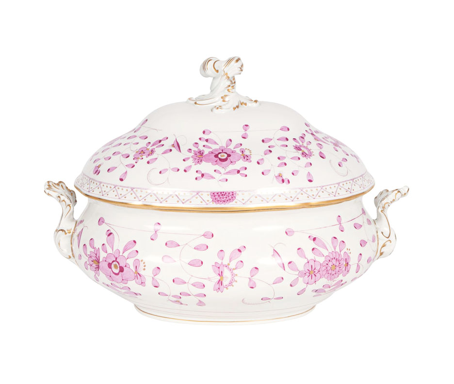 A big oval tureen with decor 'Indisch-Purpur'